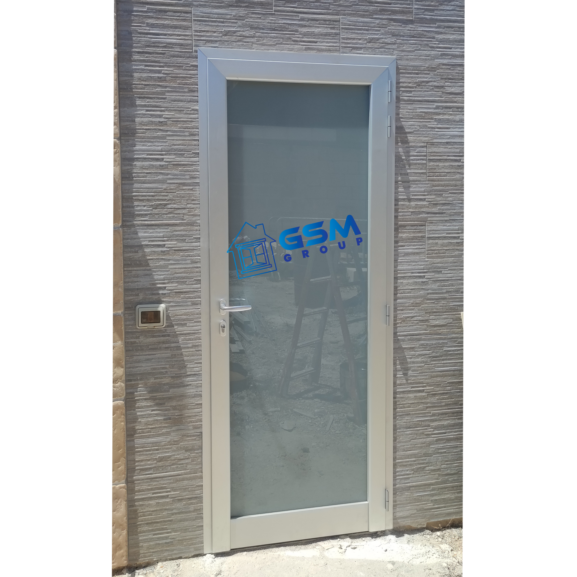 Una singola porta a vetri stretta con cornice argentata e il marchio 