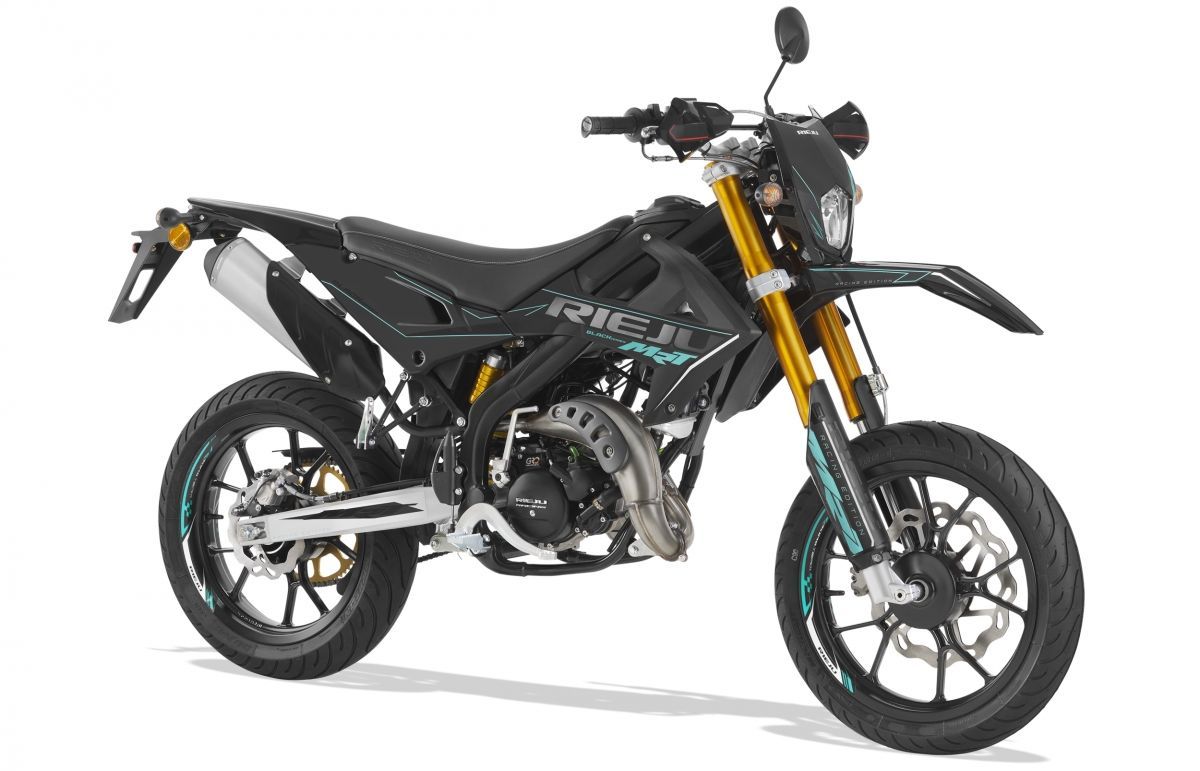 Una moto da cross nera è parcheggiata su uno sfondo bianco.