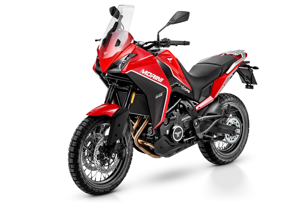 Una motocicletta rossa è appoggiata su una superficie bianca.