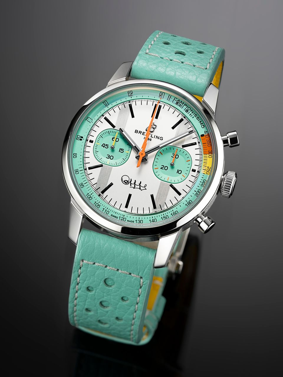 Mintgroen chronograaf polshorloge met geperforeerde leren band op een grijze achtergrond