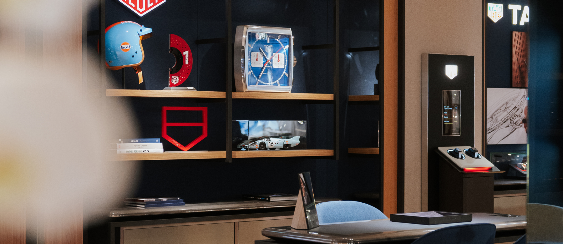 Moderne interieurpresentatie met zwarte schappen, rode accenten en een stoel in een showroomachtige ruimte.