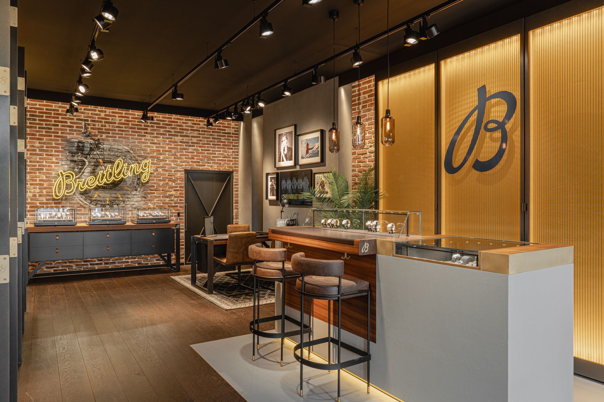 Modern café-interieur met bakstenen muren, houten tafels en een verlichte bar.
