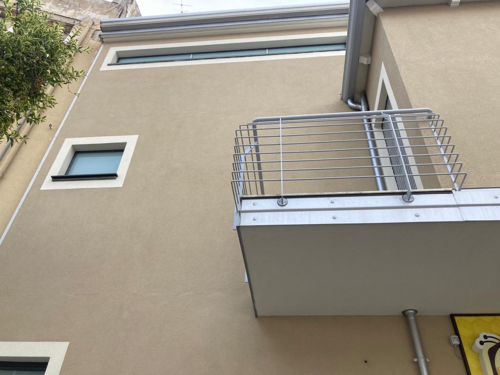 Un edificio con un balcone sul lato