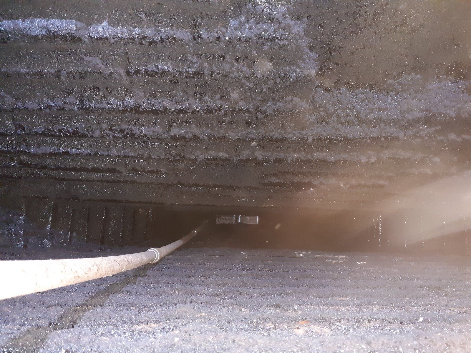 À l'intérieur d'un tunnel sombre et glacé aux parois givrées et au chemin étroit enneigé
