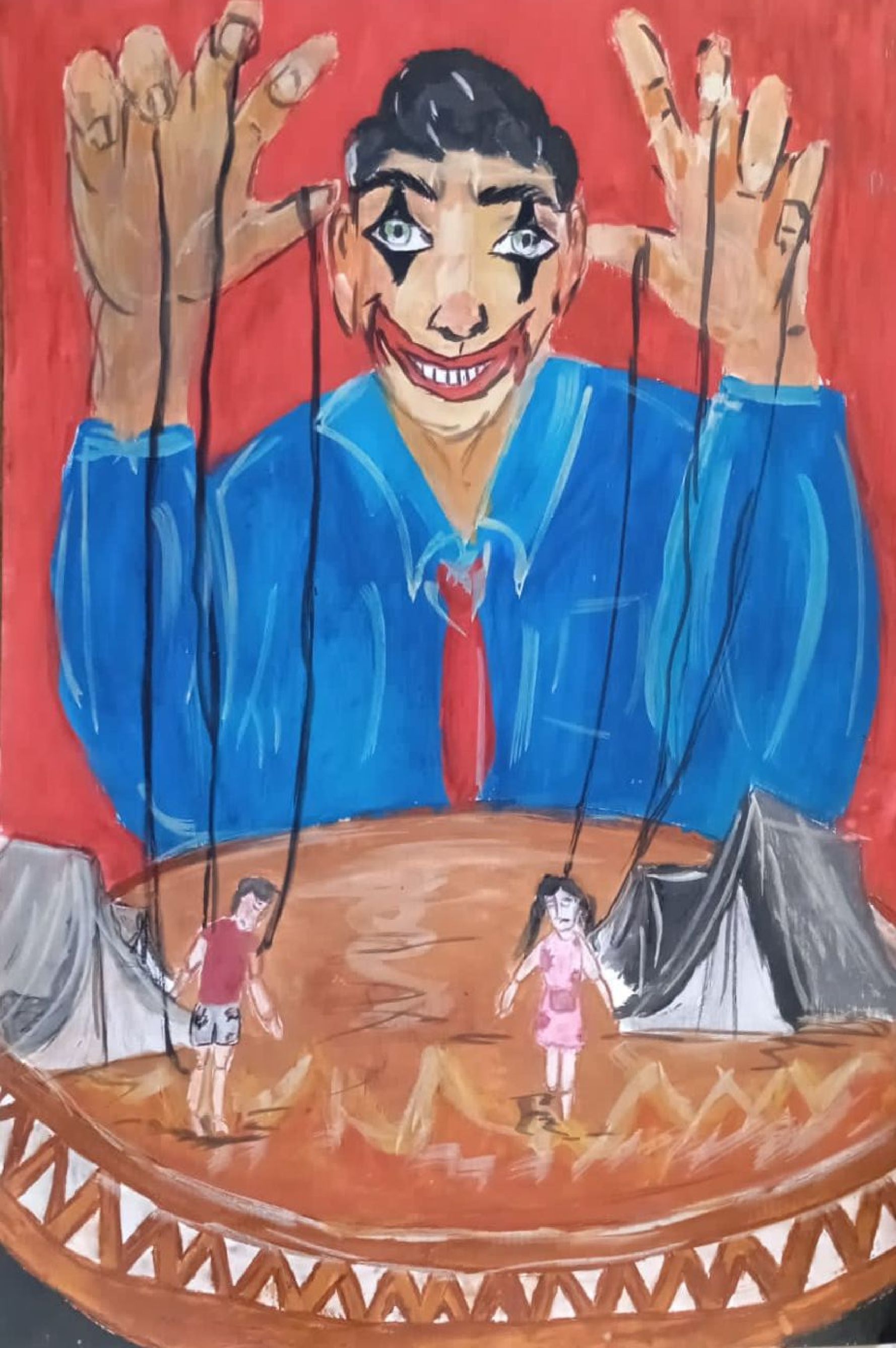 Een poppenspeler met clownachtige make-up bestuurt twee poppen (kinderen) met touwtjes, in een circusachtige setting.