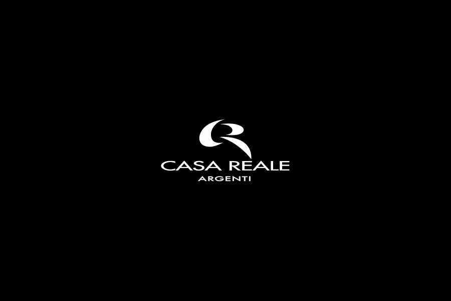 Logo Casa Reale Argenti su sfondo nero. Scritta e stemma bianchi.