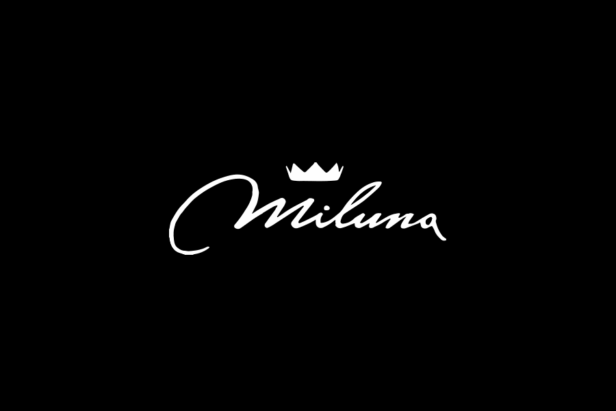Logo Miluna: scritta bianca con una corona sopra, su sfondo nero.