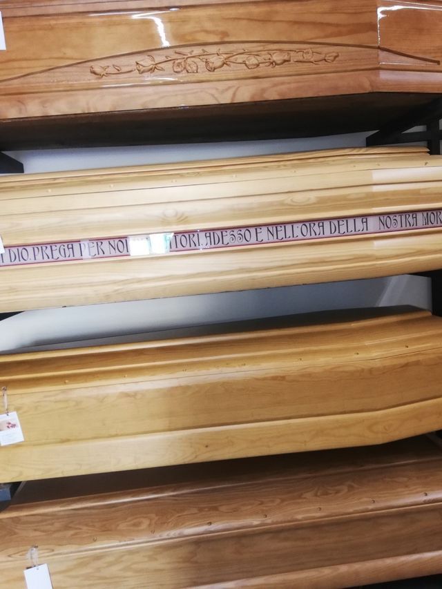 Scaffali o cassetti in legno con pile di fogli e cartelle in un armadio