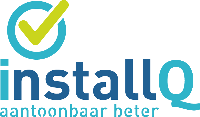Het logo voor installq is blauw en groen met een vinkje.