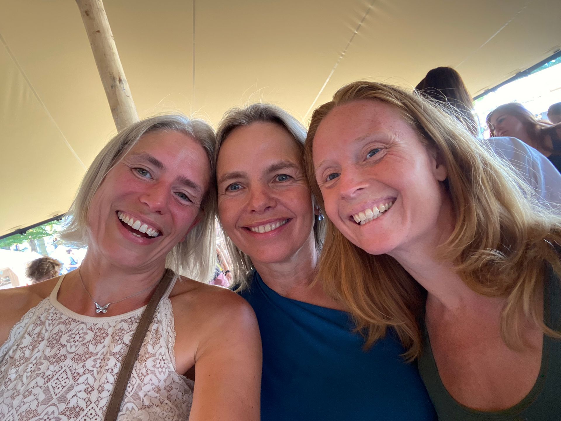 Groepsfoto met Jacqueline en Willemijn voor 4 handen massage