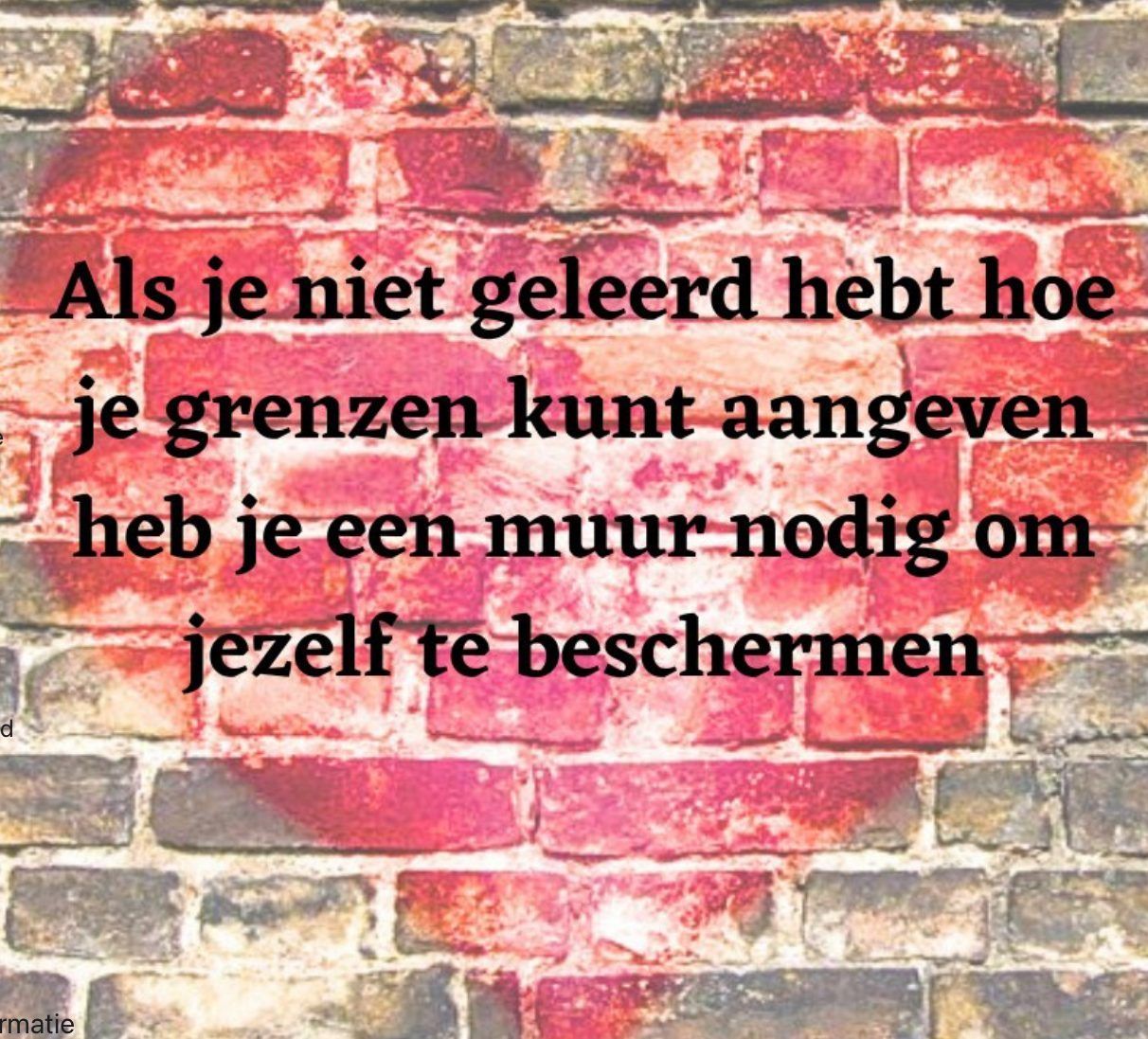 Tekst op een bakstenen muur: 