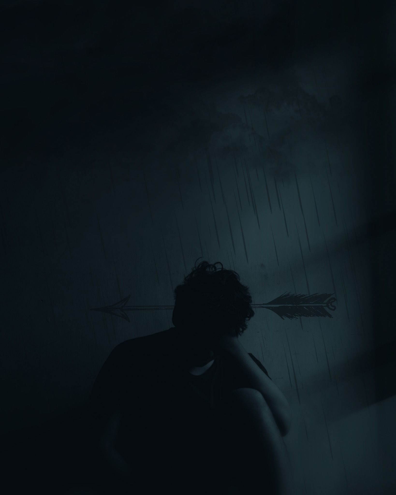 Silhouet van een voorovergebogen persoon met een pijl door de rug, in een donkere kamer met regenstrepen op de muur.