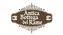 Un logo marrone di forma ovale con elementi decorativi, recante la scritta bianca 
