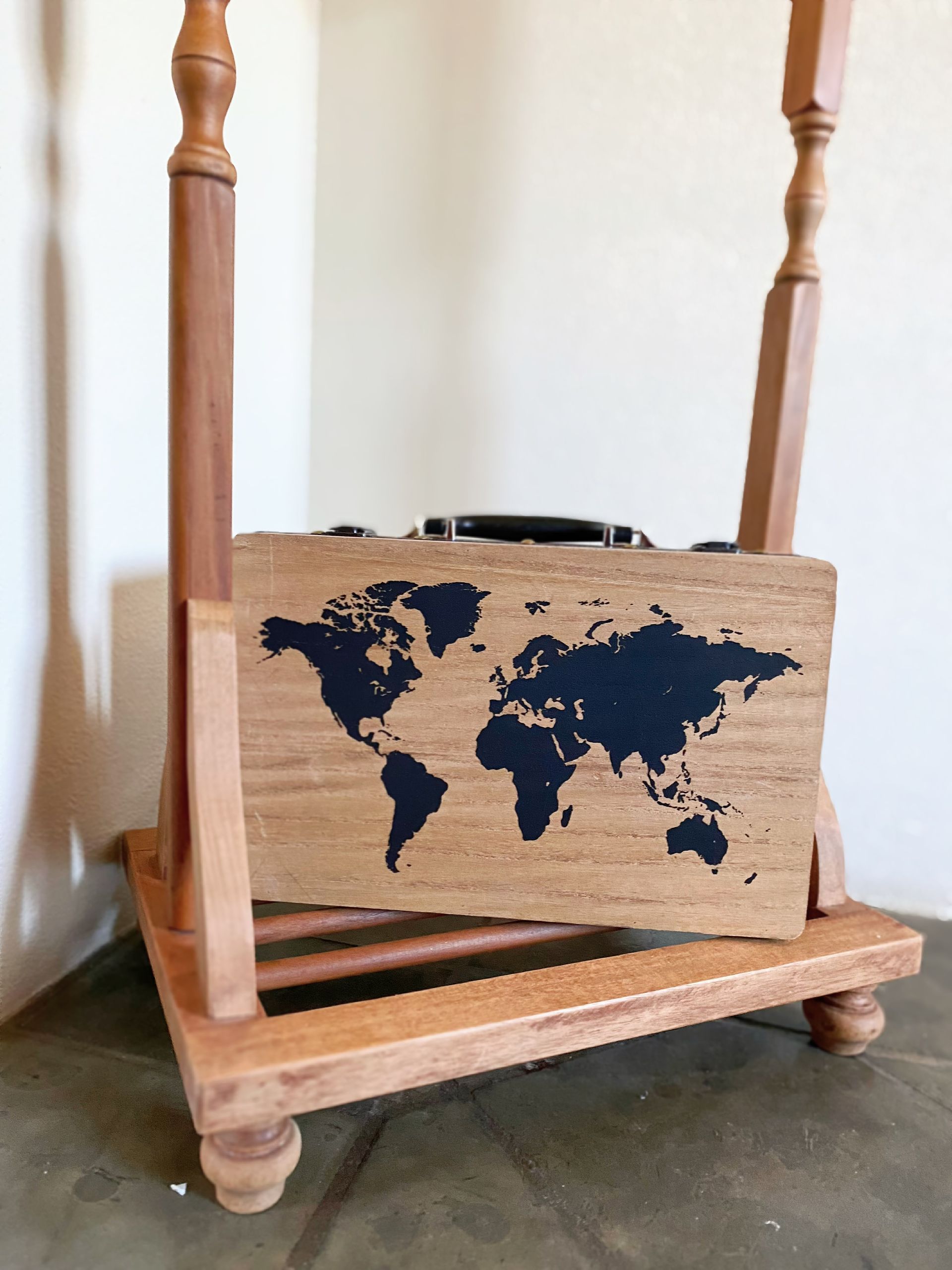 Um pedaço de madeira com um mapa do mundo nele