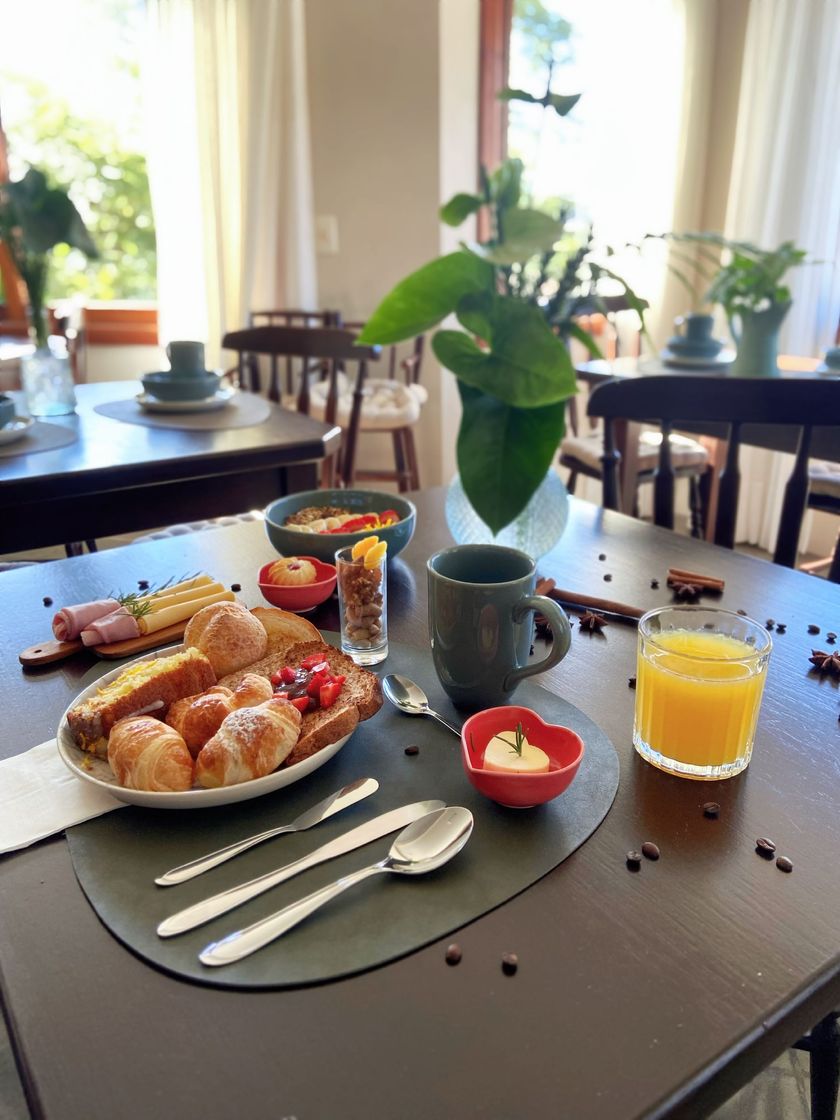 Uma mesa com uma variedade de comidas e bebidas