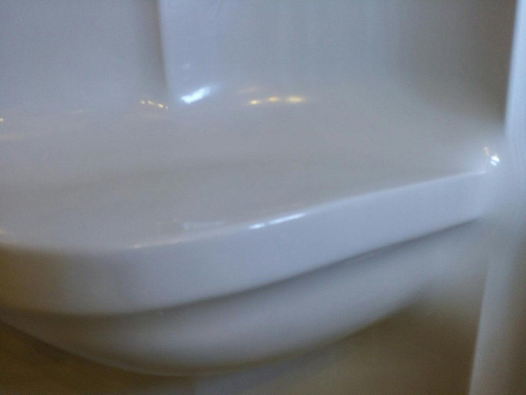 Lavabo en céramique blanche à bord avant arrondi, vu en gros plan