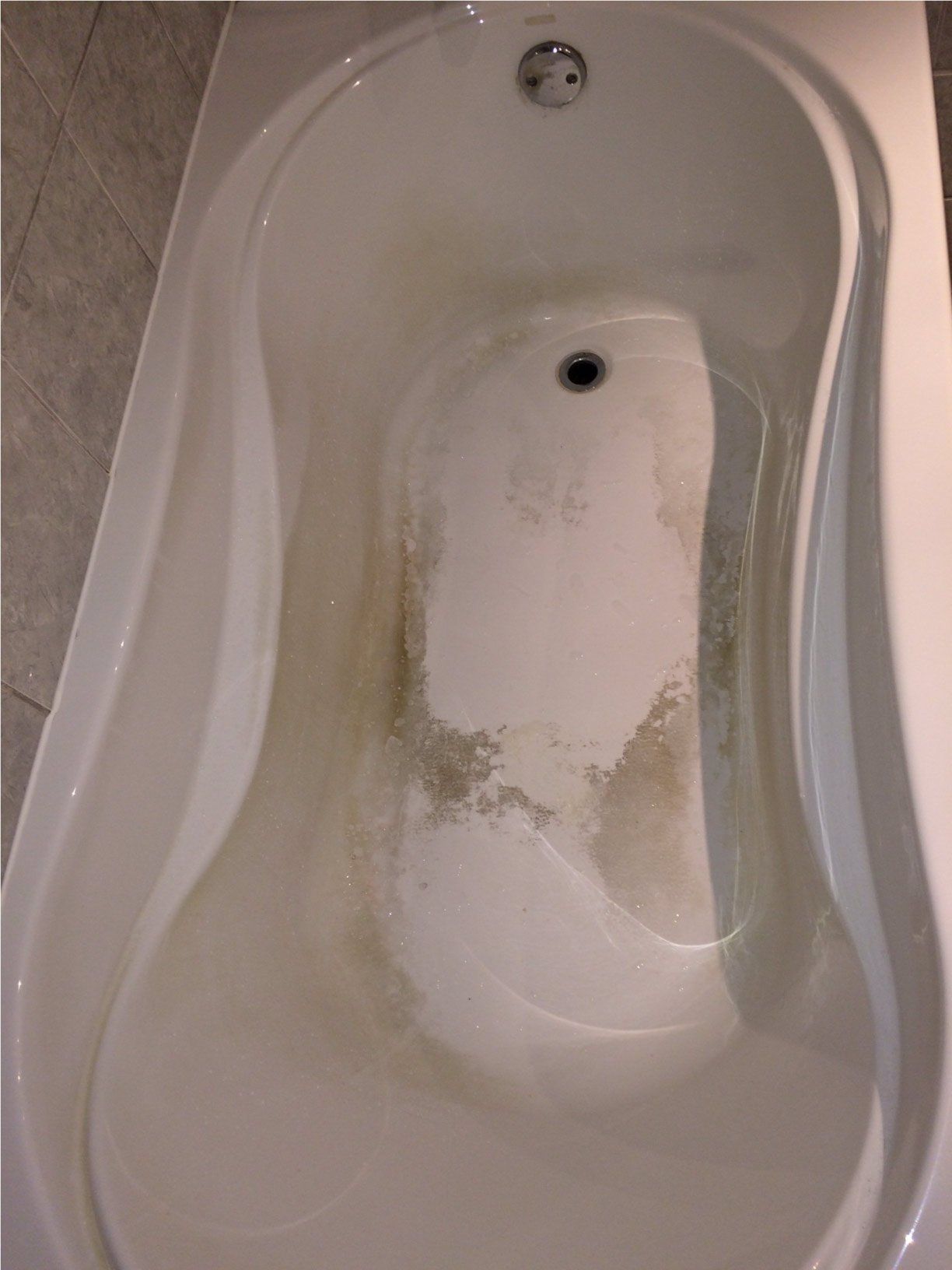Baignoire blanche sale avec vasque et bonde tachées