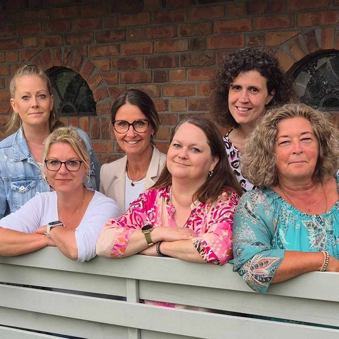 Et sort-hvidt foto af seks kvinder med briller.