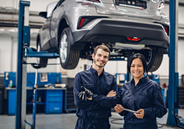 2 People in front of a lifted car | BG Automotive 
