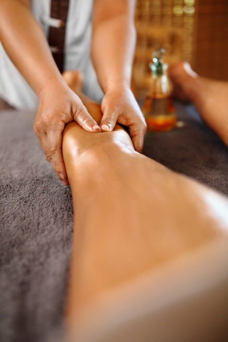 Eine Frau bekommt in einem Spa eine Beinmassage.