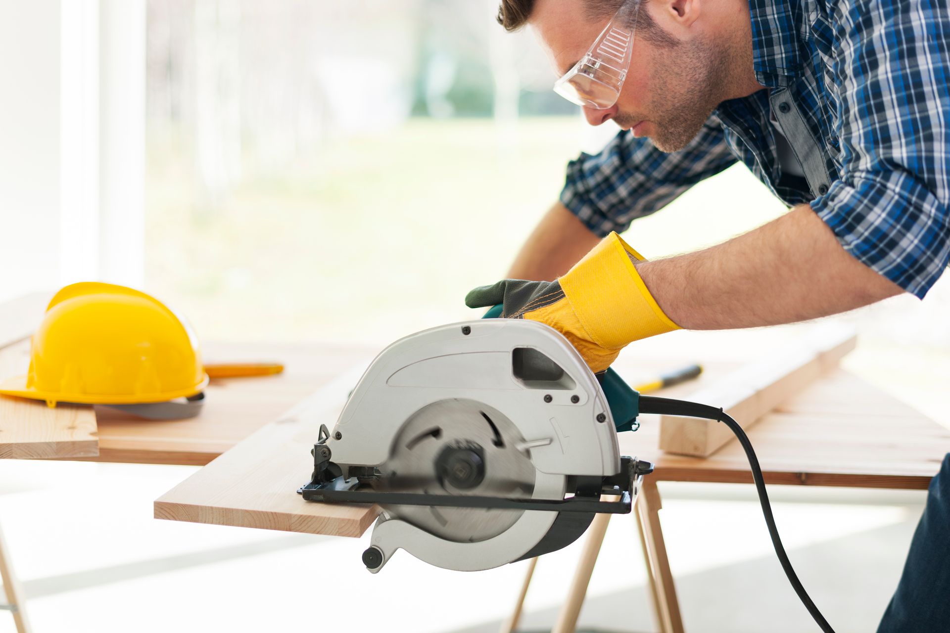 Man using circular saw