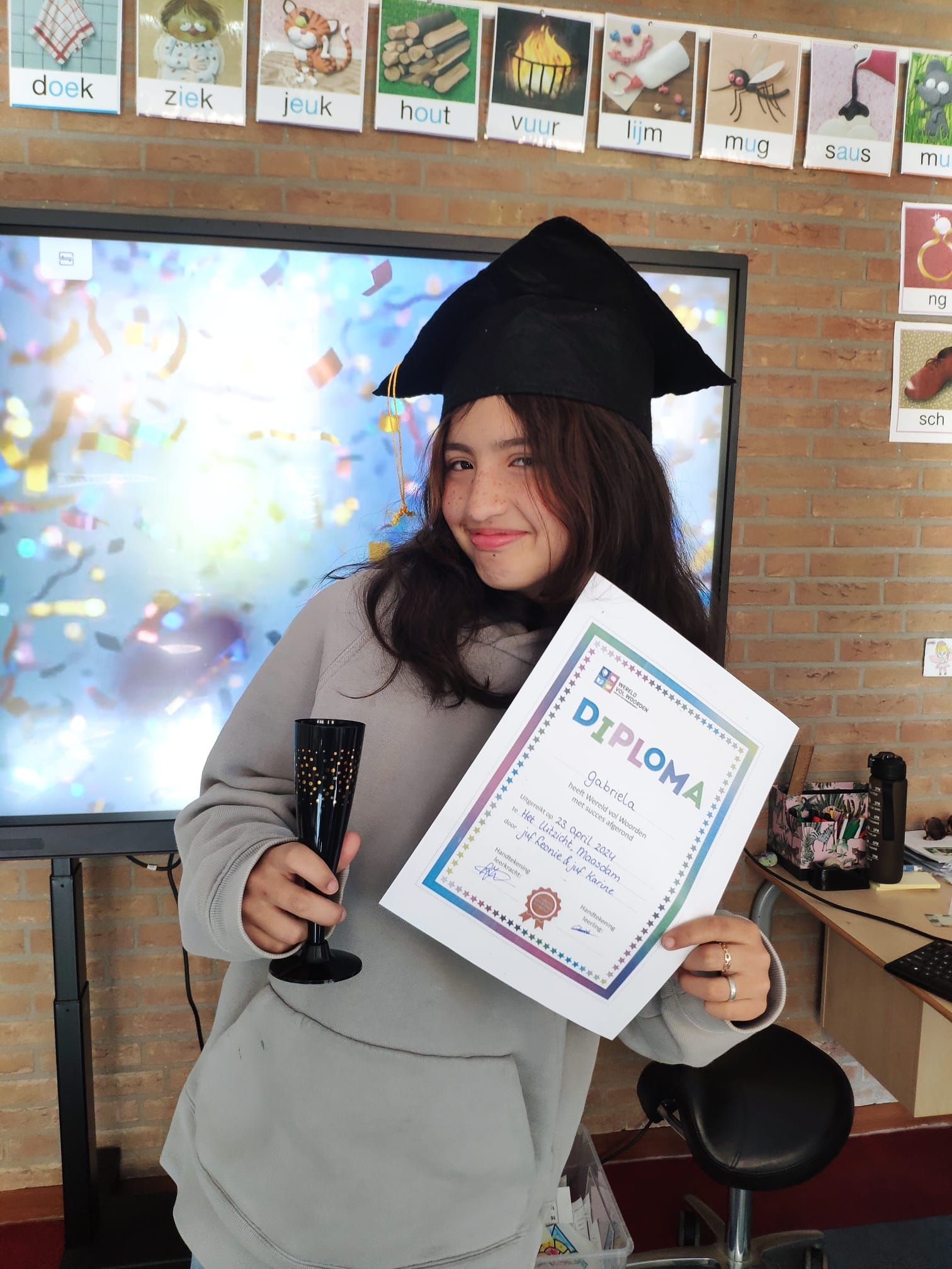 Diploma uitreiking Wereld vol Woorden 2024 op AZC School Het Uitzicht