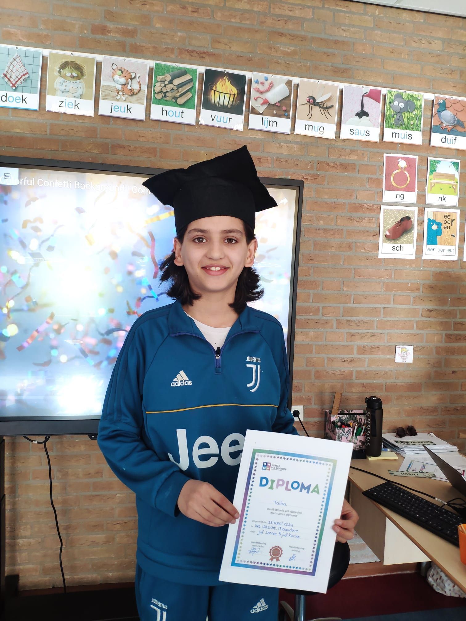 Diploma uitreiking Wereld vol Woorden 2024 op AZC School Het Uitzicht