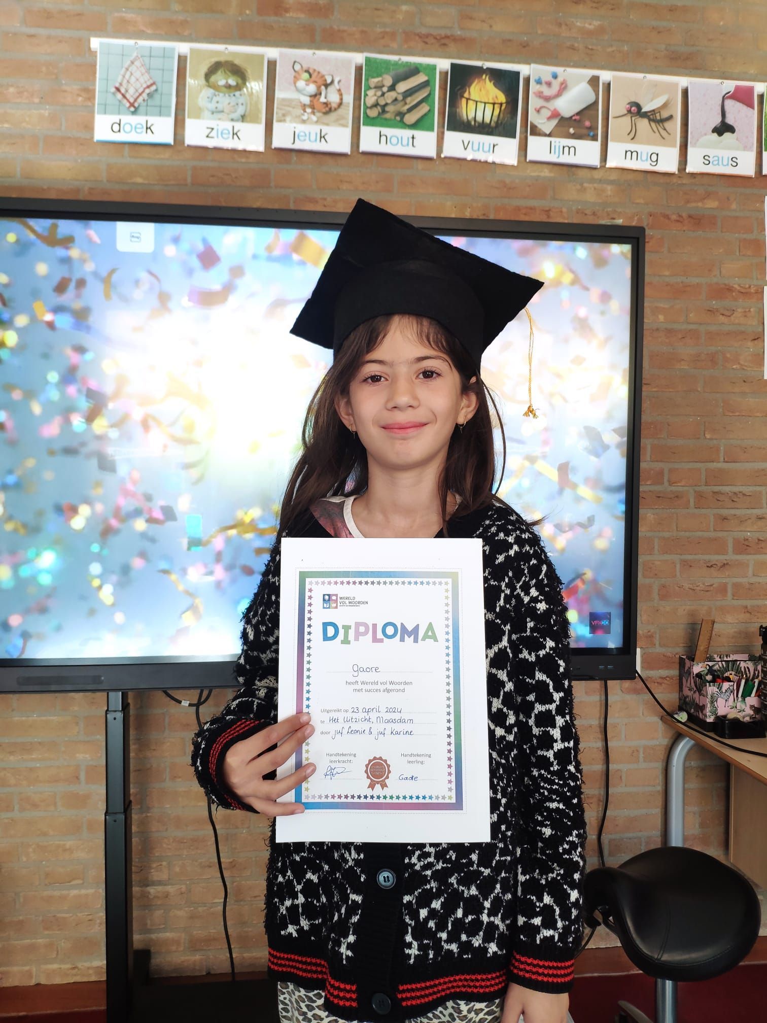 Diploma uitreiking Wereld vol Woorden 2024 op AZC School Het Uitzicht