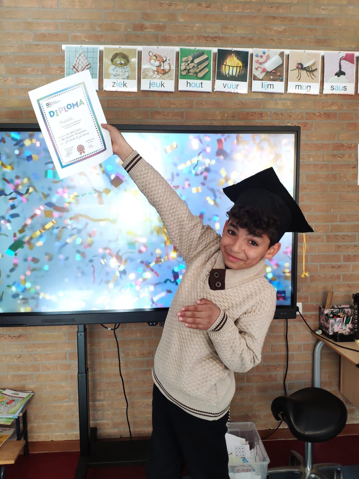 Diploma uitreiking Wereld vol Woorden 2024 op AZC School Het Uitzicht