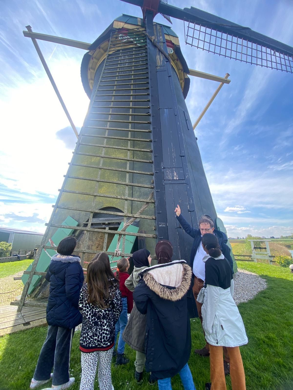 Kinderen AZC School Het Uitzicht op bezoek naar de Poldermolen