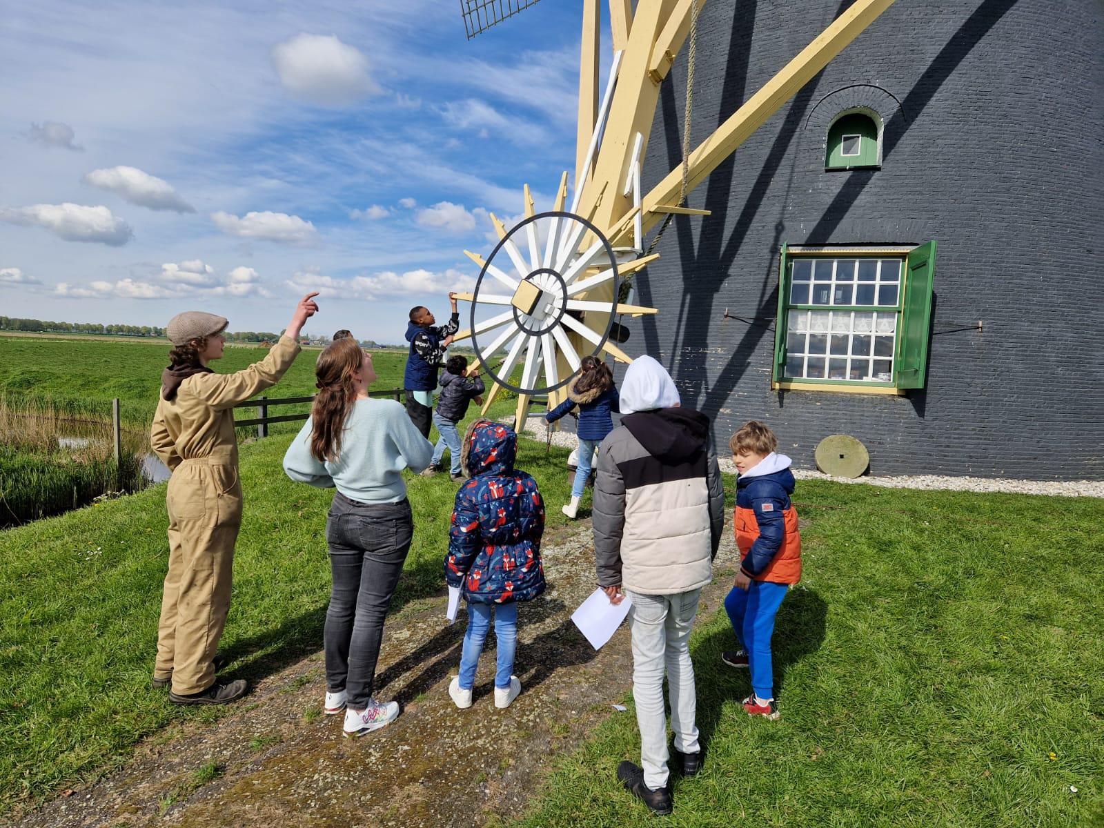 Kinderen van Het Uitzicht op bezoek naar de Poldermolen
