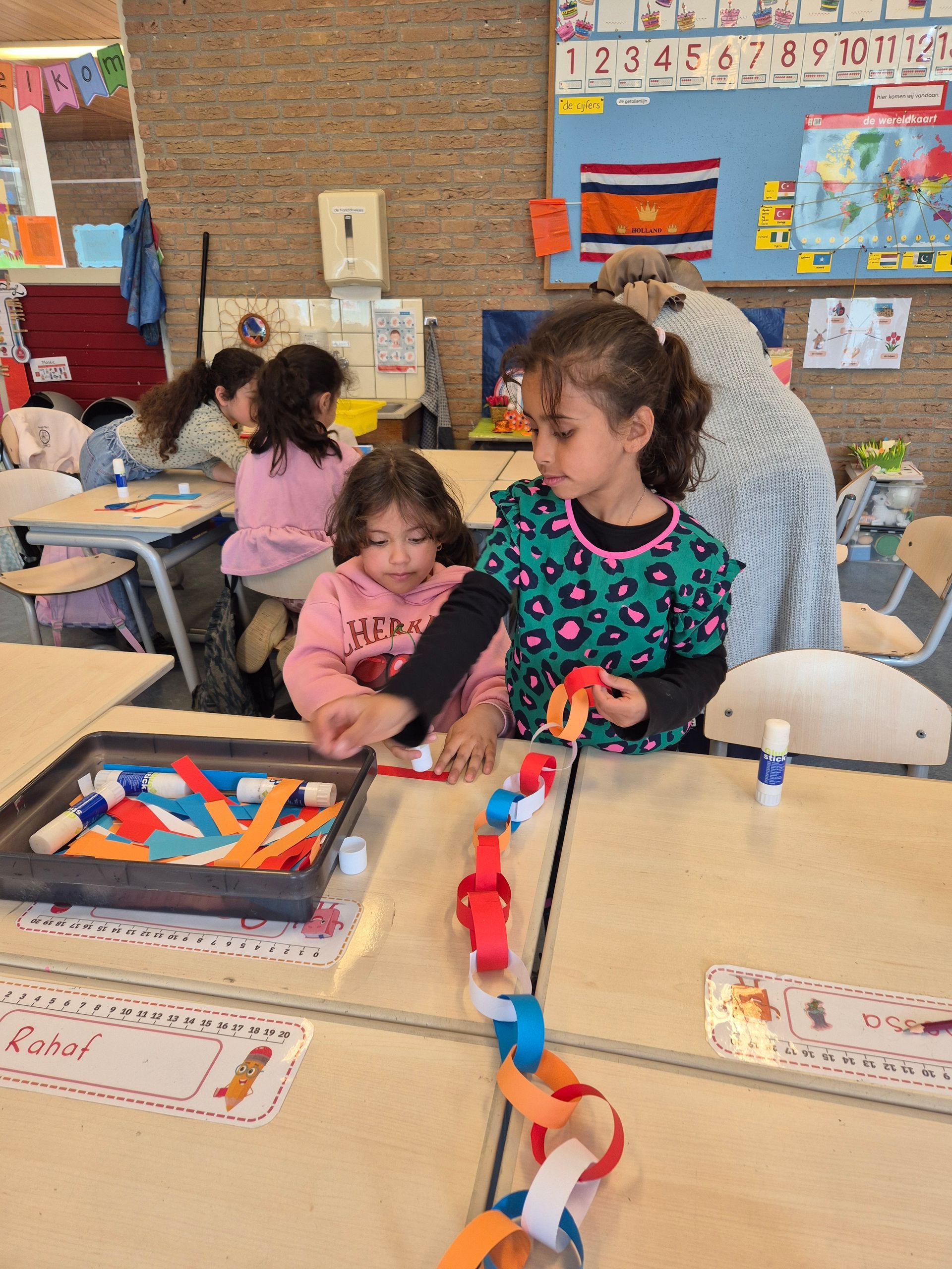 Koningsspelen op AZC School Het Uitzicht