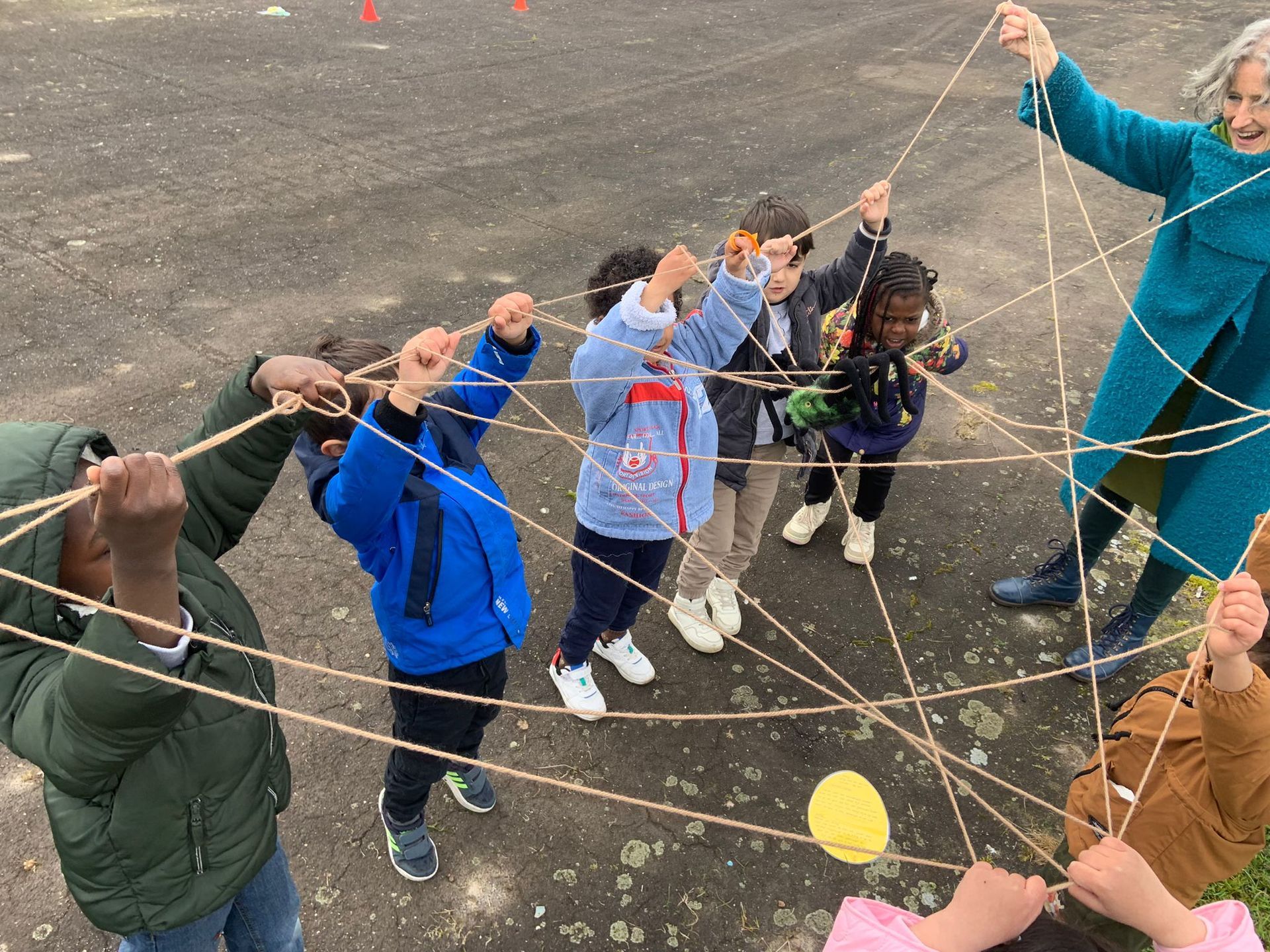 De kinderen zijn aan het spelen op school in de lente