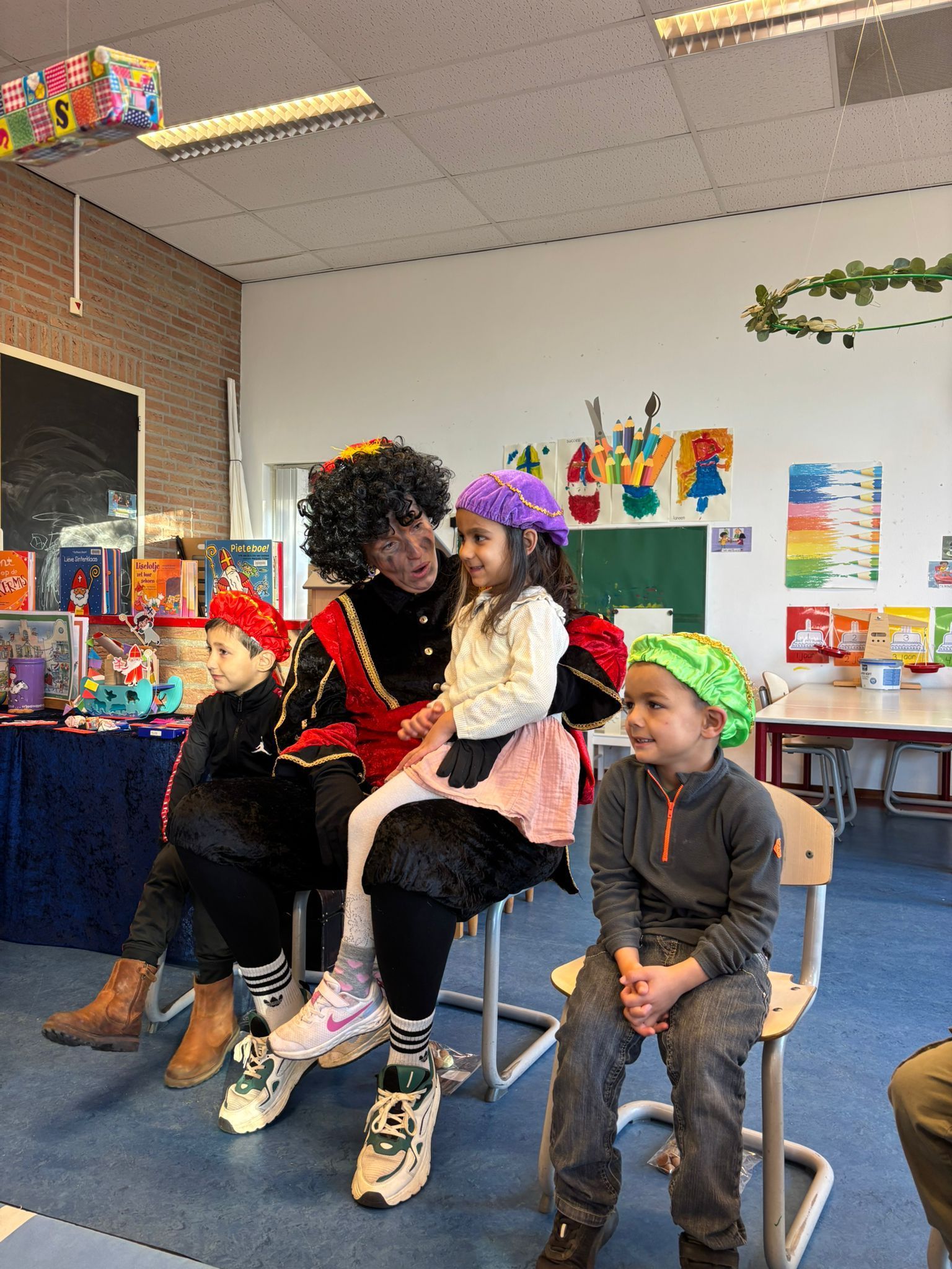 Op AZC School Het Uitzicht hebben we een gezellig Sinterklaasfeest gevierd