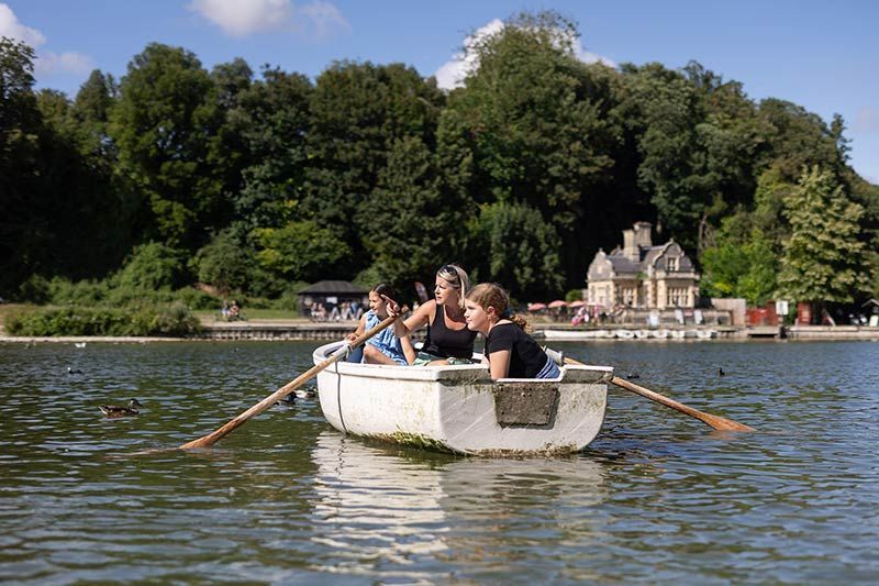 A spectacular Boat Race as part of the annual Arundel Arts Festival each August