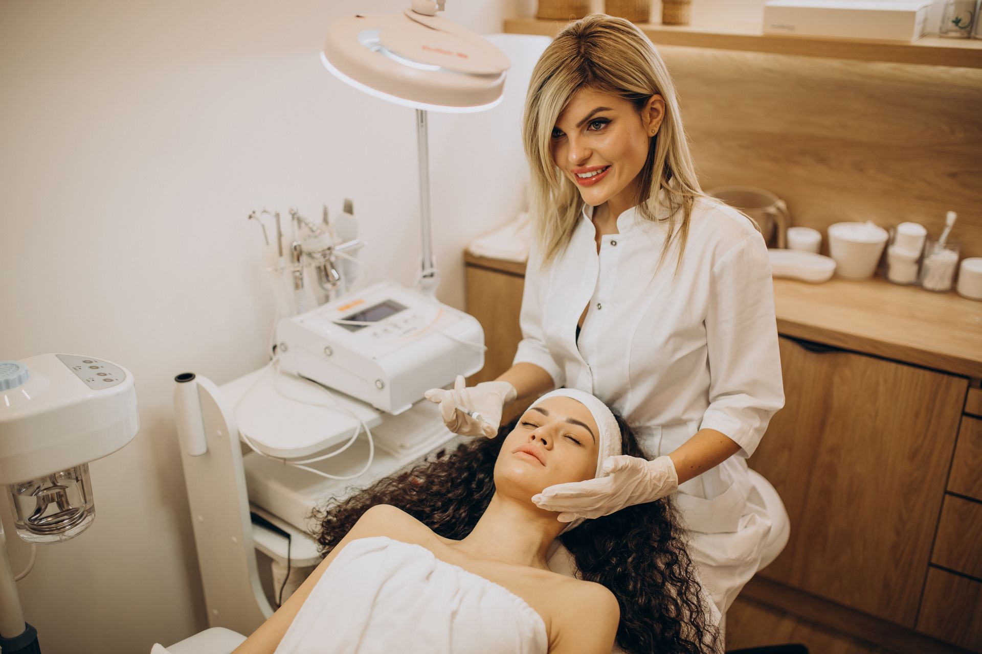 Una mujer está recibiendo un tratamiento facial en un salón de belleza.