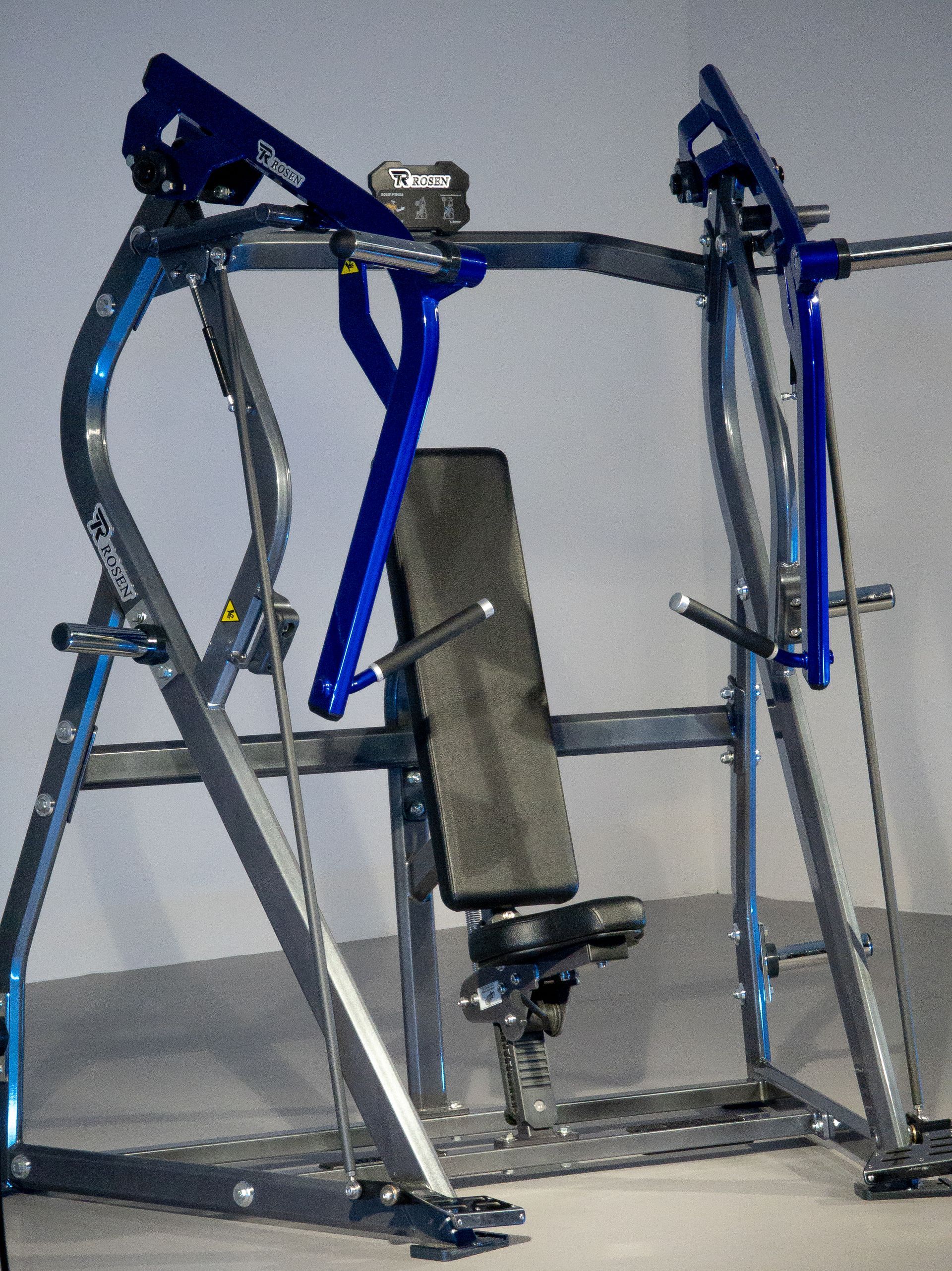 Aparelho de ginástica azul e prata com assento, encosto acolchoado e apoio para os pés, ideal para academia ou showroom.
