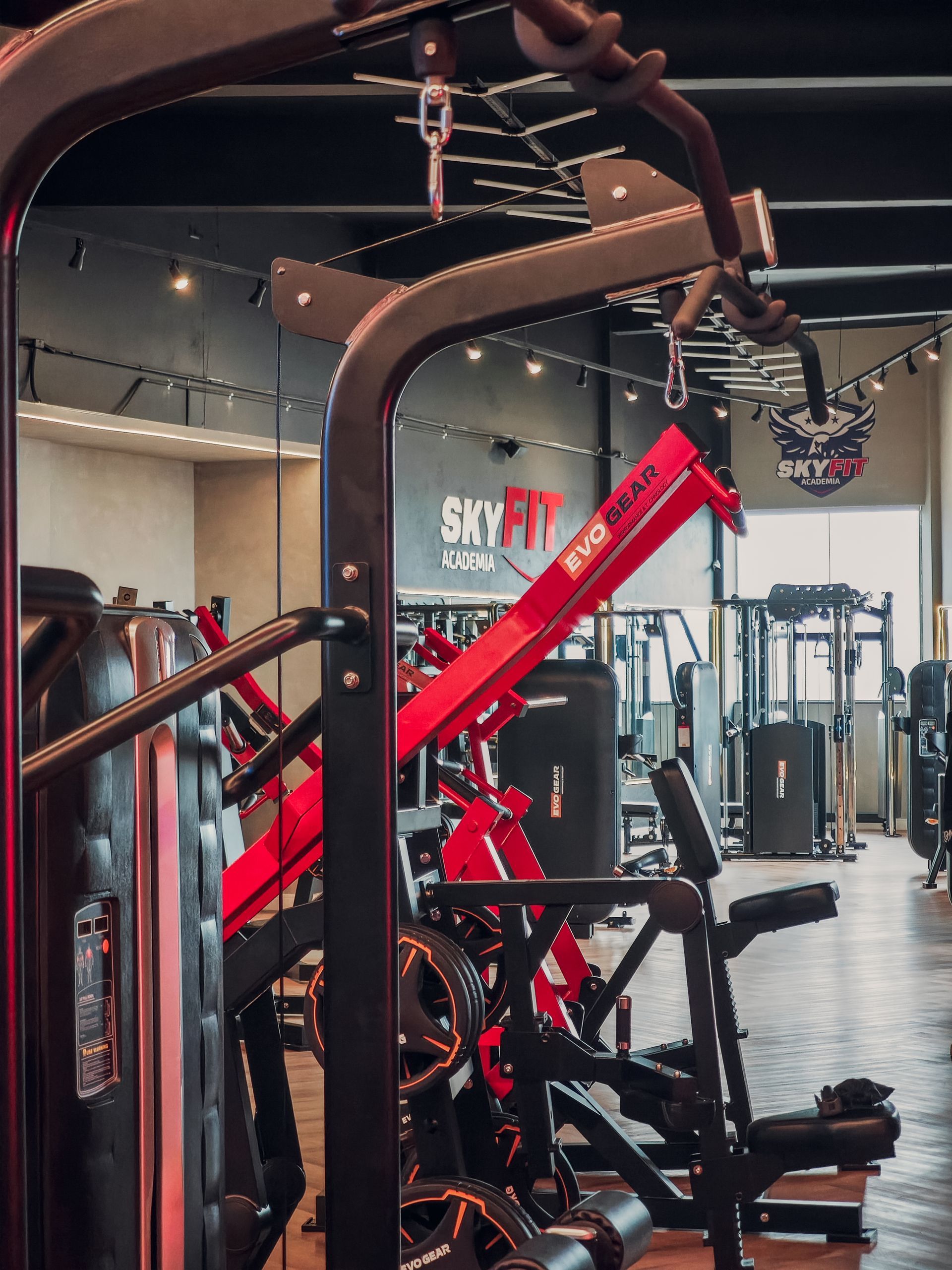 Uma academia com uma placa que diz skyfit