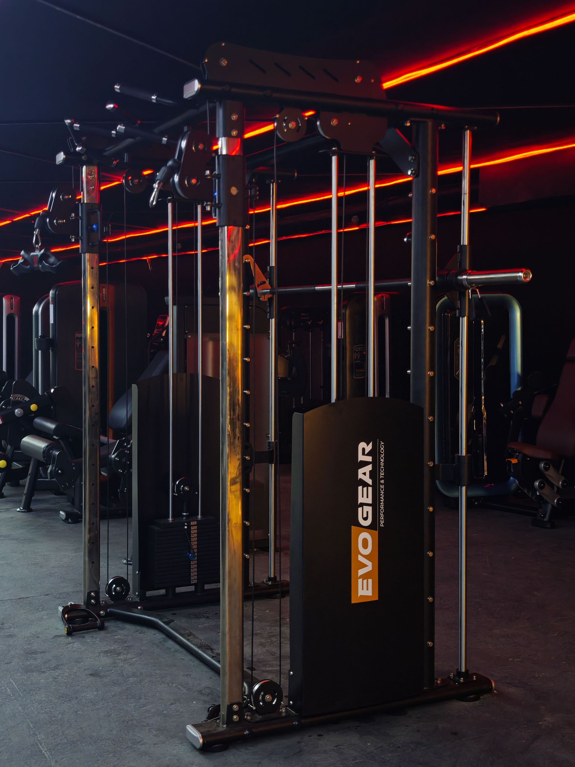 Uma máquina evo gear está em uma academia