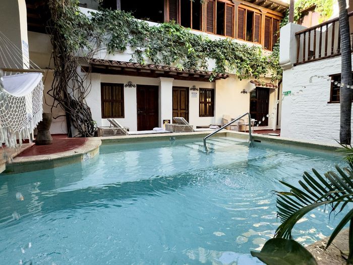Patio colonial con piscina de Casa Bugó, hotel boutique en el Centro Histórico de Cartagena