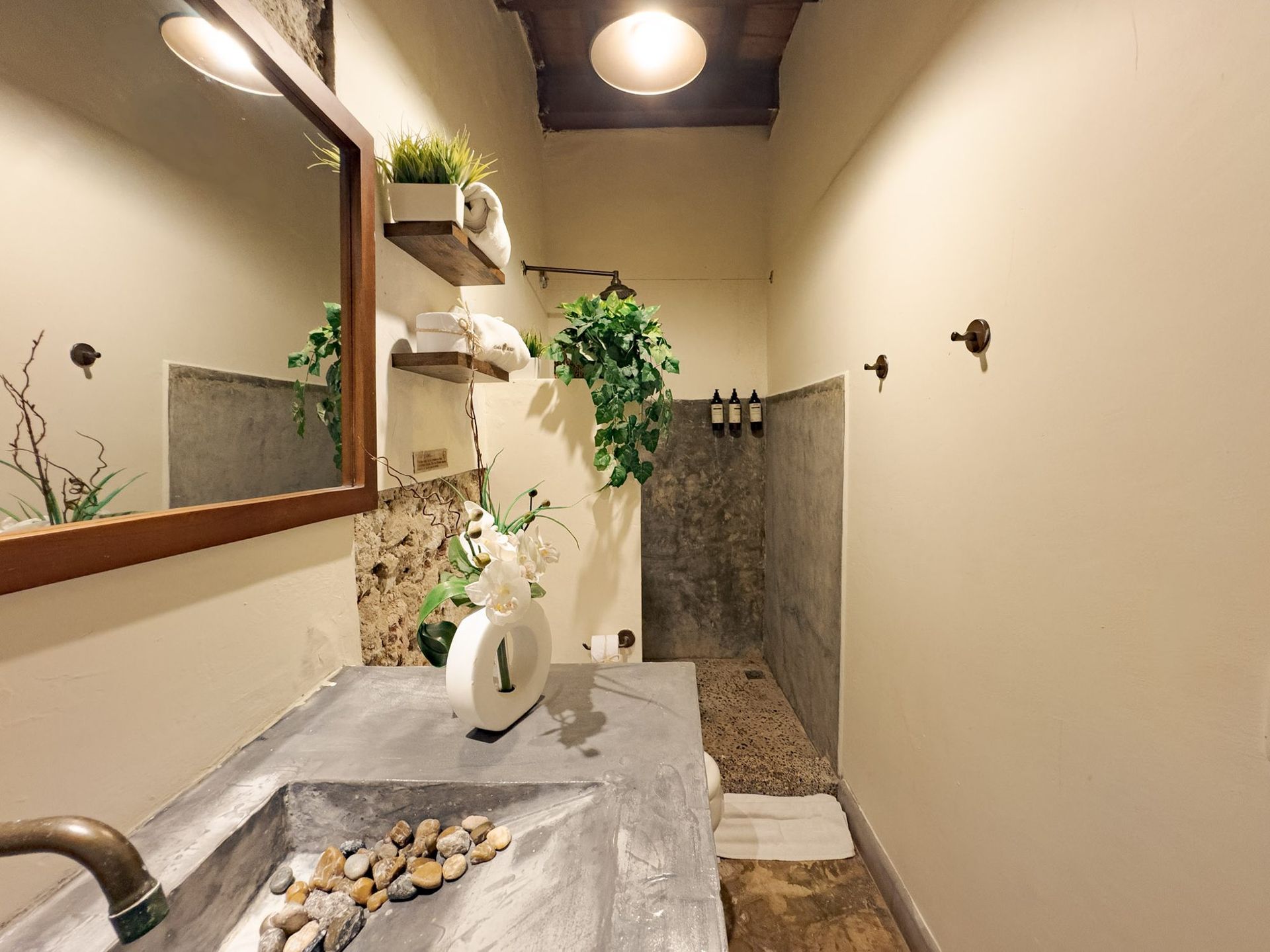 Bathroom with walk-in shower at Casa Bugó, Cartagena