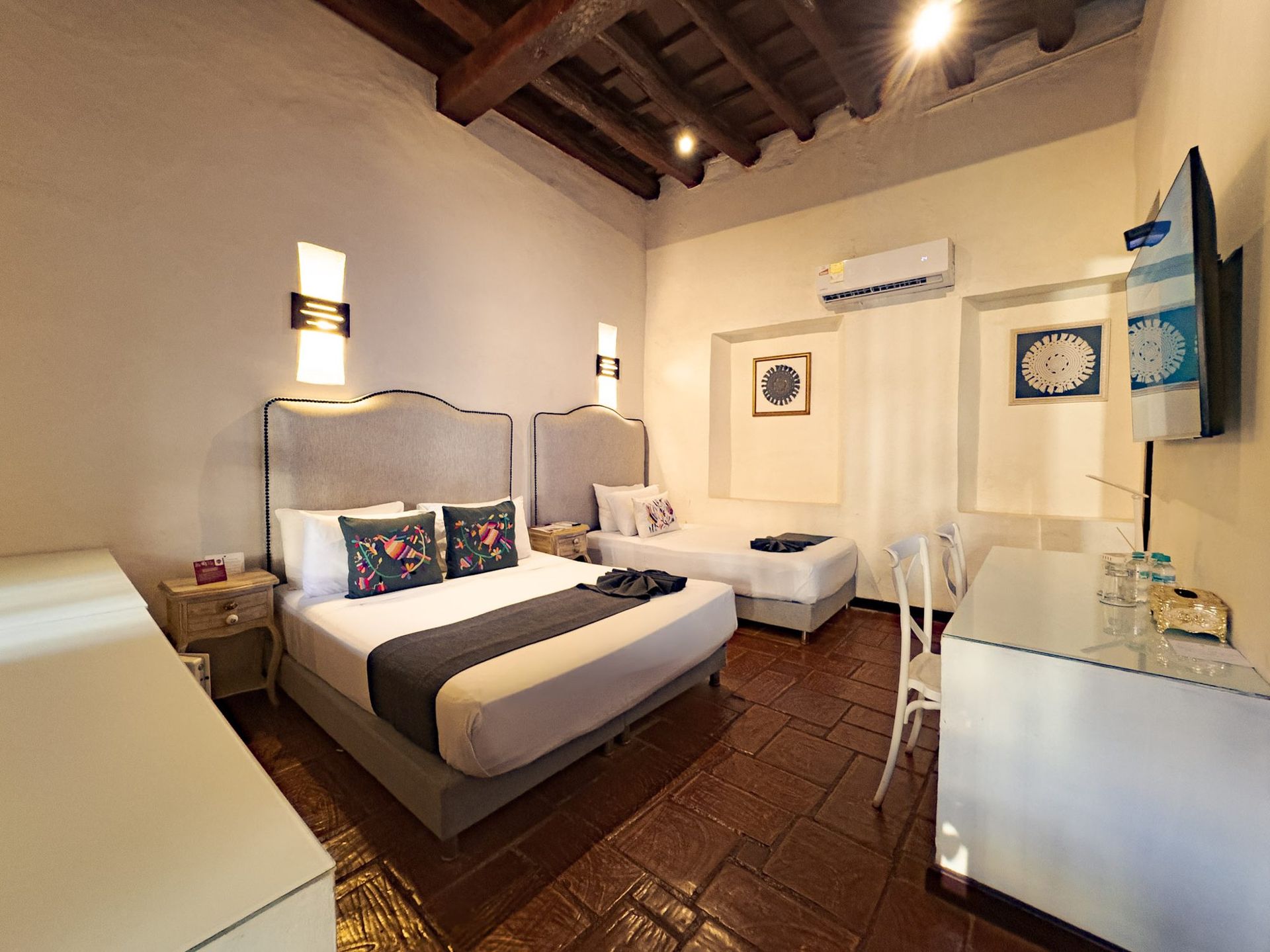 Habitación Deluxe con balcón, parte de la media casa de Casa Bugó en el Centro Histórico de Cartagena