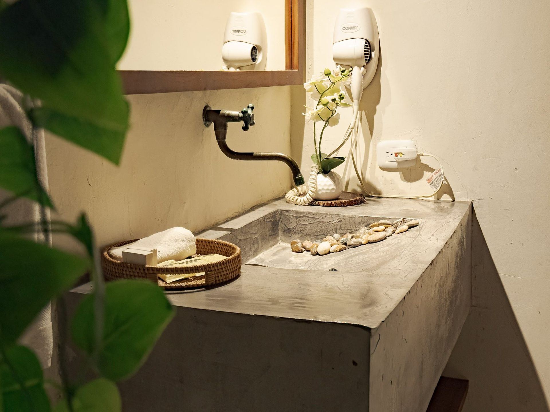 Stone bathroom at Casa Bugó colonial hotel, Cartagena
