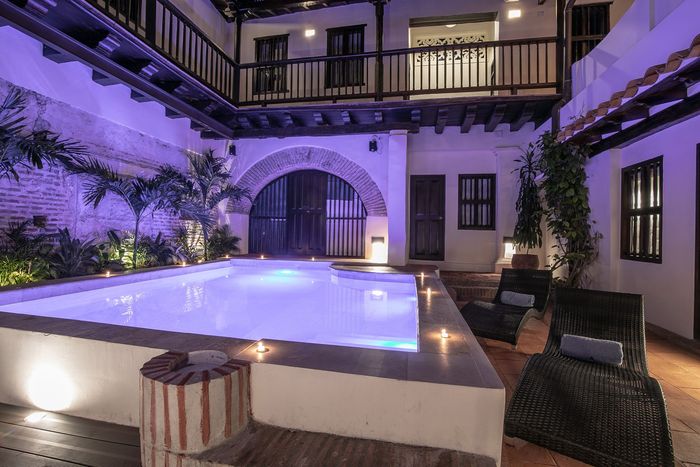Patio colonial con piscina de Casa Bugó, hotel boutique en el Centro Histórico de Cartagena