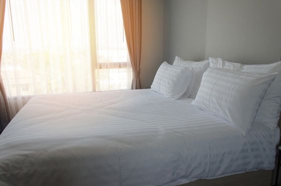 letto con lenzuola e federe bianche