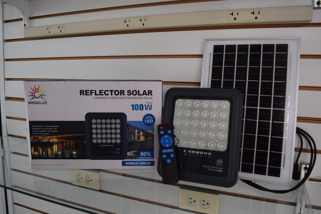 REFLECTOR SOLAR LED 100W C/SENSOR D/MOVIMIENTO