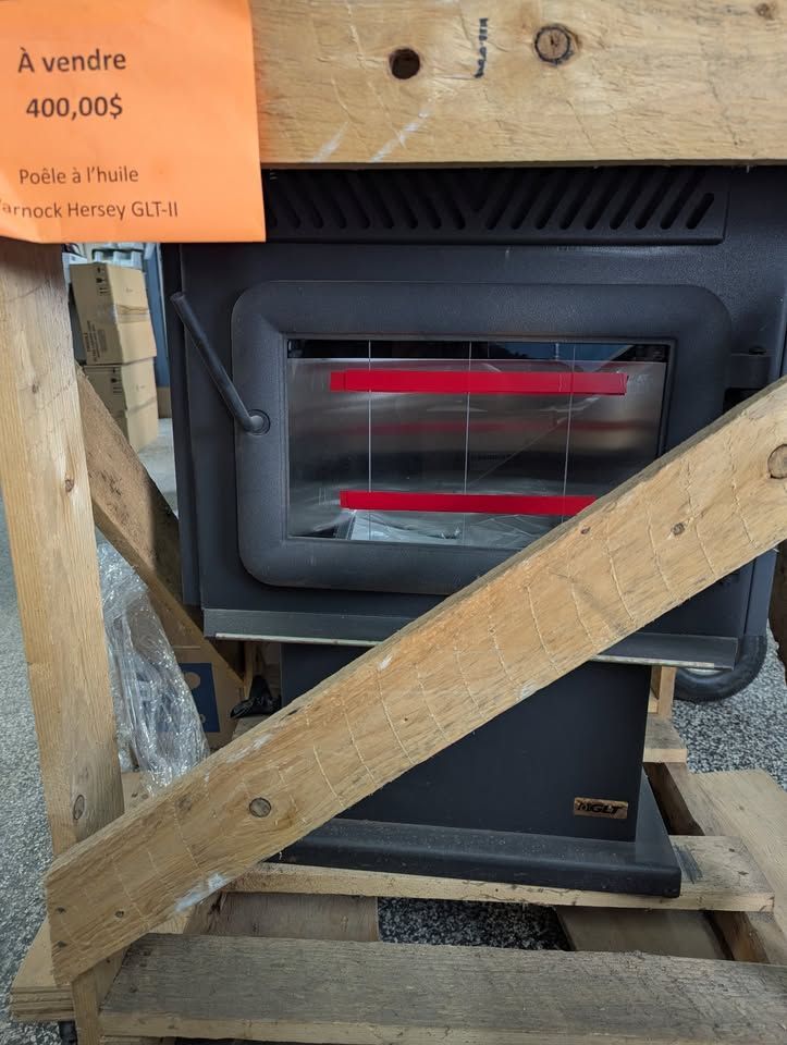Poêle à bois à vendre, dans sa caisse en bois. Noir, intérieur rouge, prix : 400 $.