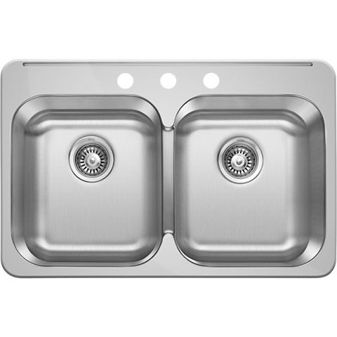 Évier double de cuisine en acier inoxydable avec trois trous pour robinetterie.