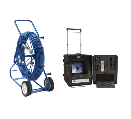Caméra d'inspection de canalisations bleue avec enrouleur et unité de commande sur un chariot avec moniteur et clavier.