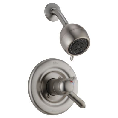 Pommeau de douche et robinet de commande en nickel brossé sur fond blanc.